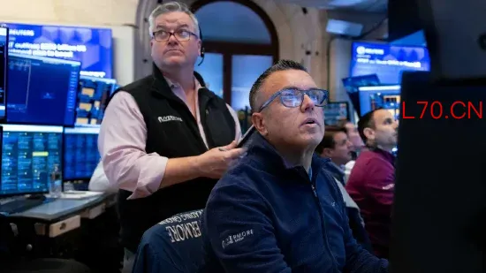 午盘：三大股指悉数走低 道指下跌逾400点